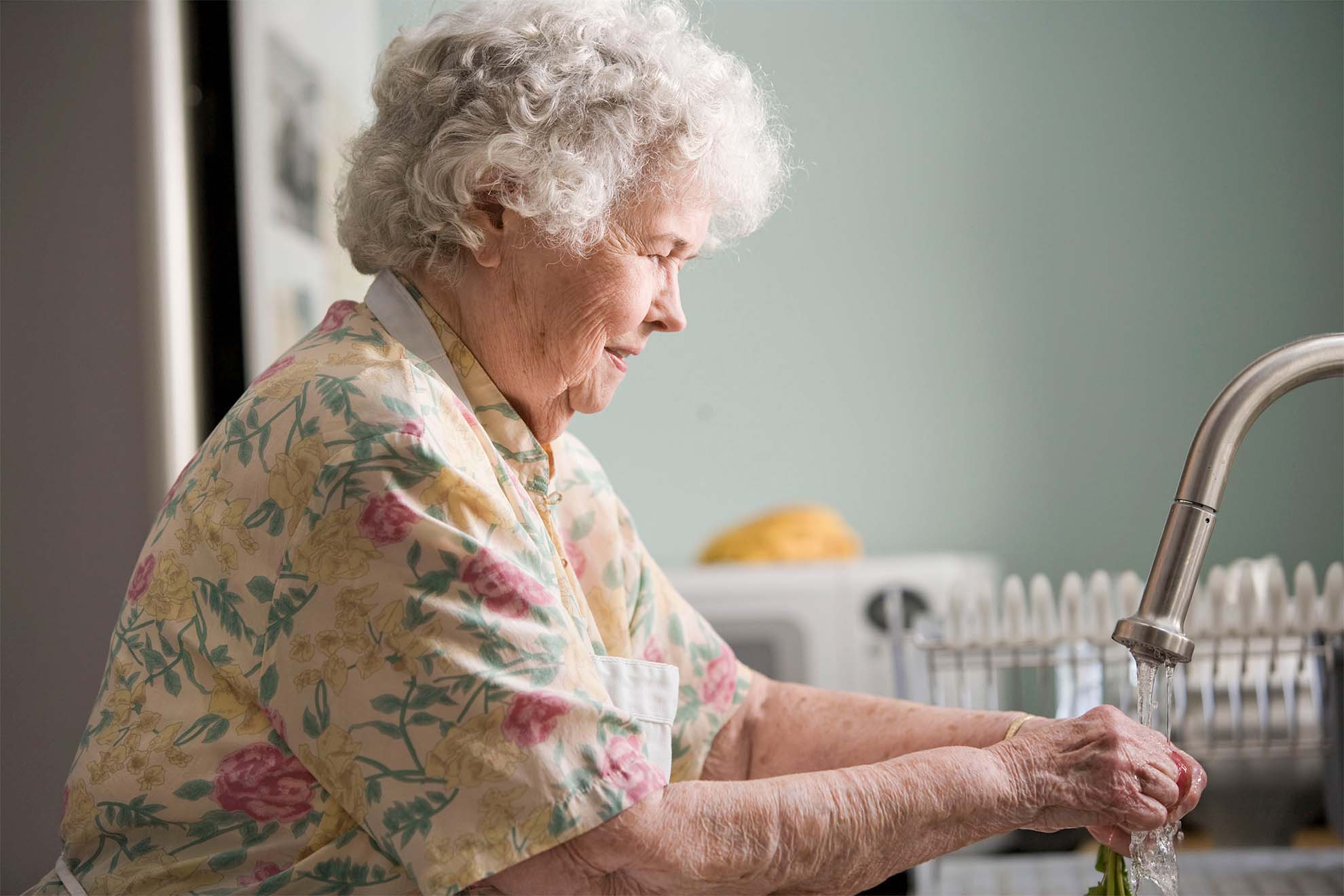 resident-washing-dishes
